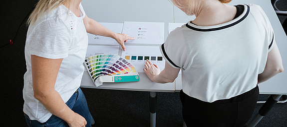Interne Besprechung eines Corporate Designs zwei credia Designer