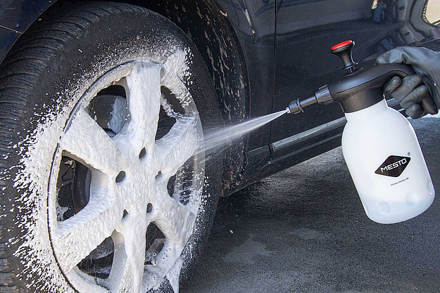 Einsprühen eines Autoreifens mit Mesto Sprühgeräte
