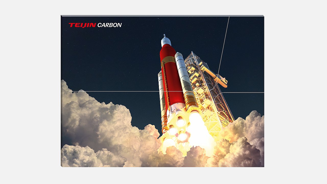 Eine Grafik auf einem Teijin Carbon Messestand zeigt die NASA Artemis SLS Rakete beim Abheben, umgeben von Rauchwolken. Das Teijin Carbon Logo ist oben links sichtbar.